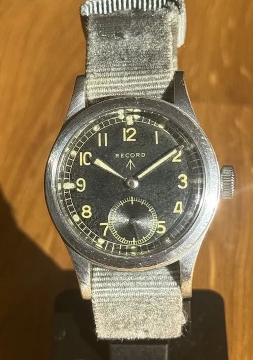 Die Legende der sog. "Dirty Dozen" Militäruhren - Jaeger LeCoultre, Buren, Cyma, Eterna, Grana, IWC, Lemania, Longines, Omega, Record, Timor, Vertex - Sammler-Uhren