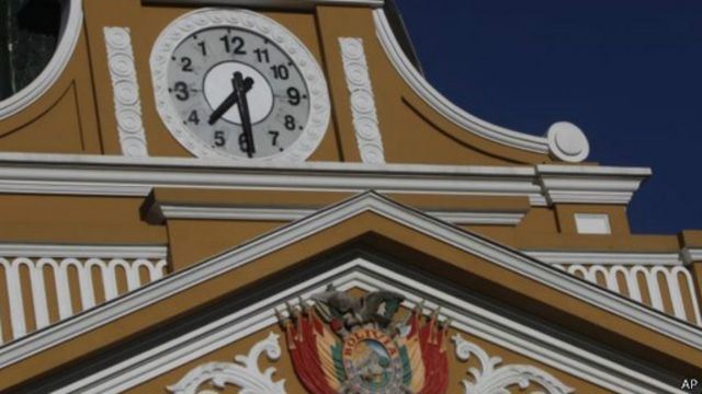 Warum läuft die Turmuhr auf dem boivanischen Kongressgebäude rückwärts? - Sammler-Uhren