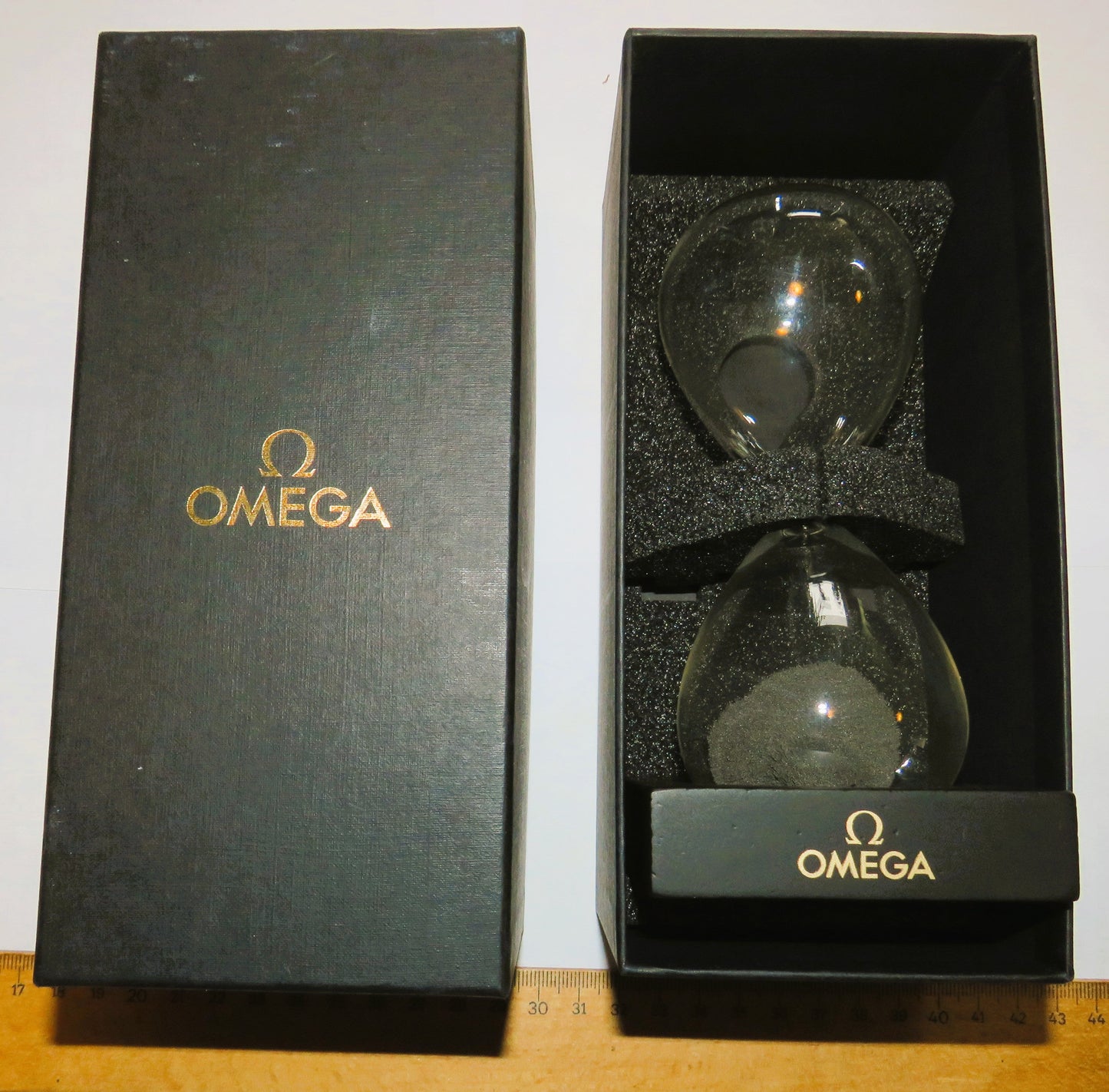 Exclusive Stand Sanduhr orig. Omega Design Deko Werbegeschenkt 14cm in Originalverpackung - Sammler - Uhren