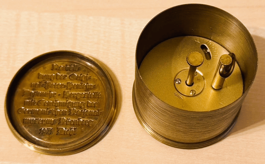 Peter Henlein Nürnberger Ei Junghans 1. Taschenuhr der Welt Replika mechanisch - Sammler - Uhren