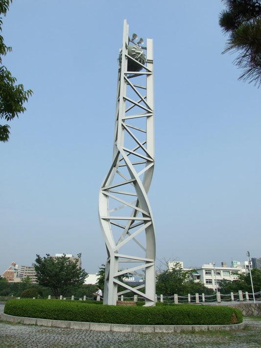 Der Seiko "Friedensuhrturm" in Hiroshima mit täglichem Glockenschlag