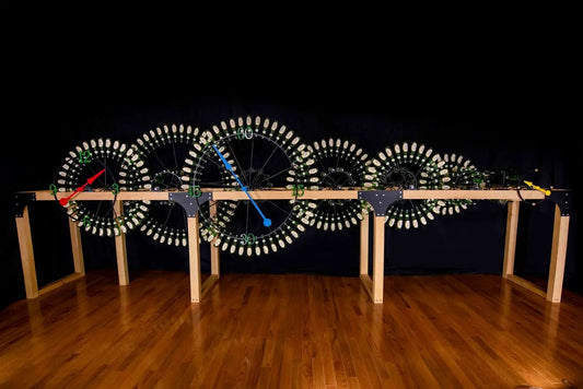 The Walking Clock von Rick Stanley bestehend aus Schuhen und Flaschen