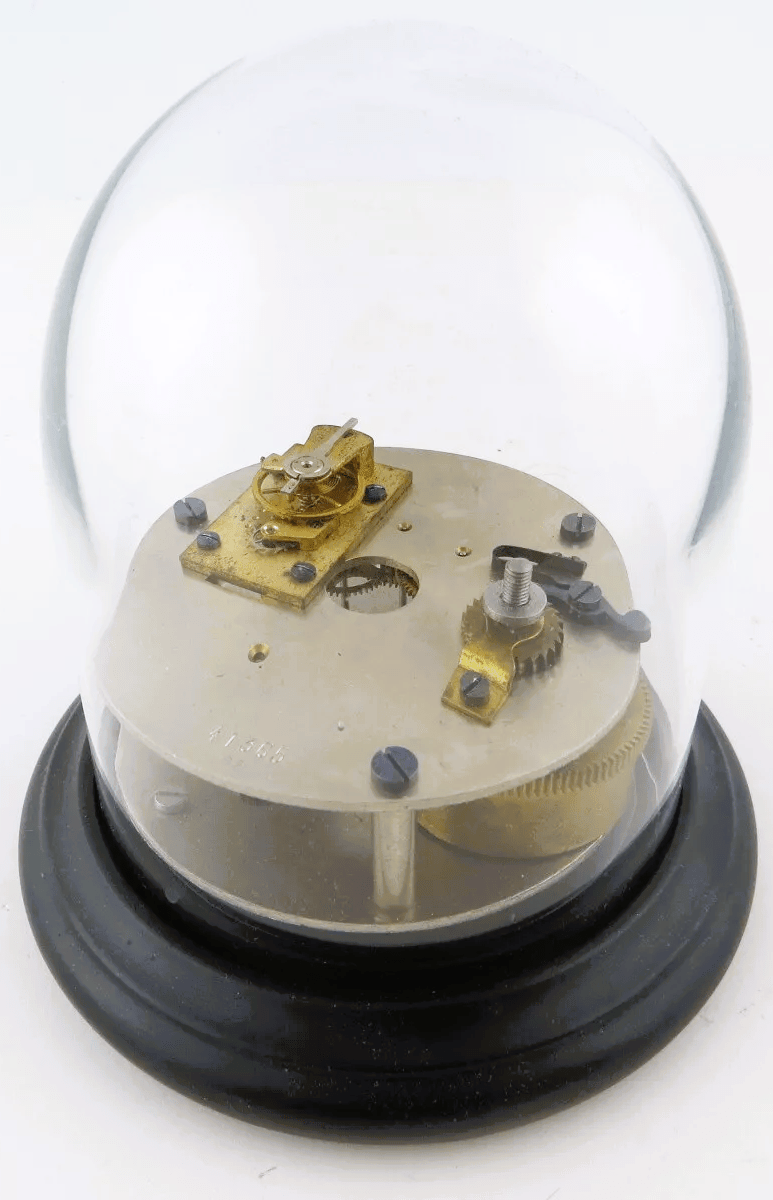 Unikat Gangmodell Meisterstück Schuluhr Tischuhr 16cm Höhe mit Glassturz - Sammler - Uhren